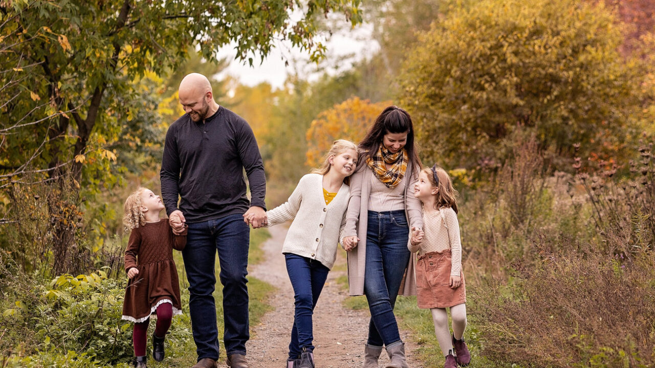 Timeless Outdoor Portrait Concepts Reflecting Authentic Connections and Shared Everyday Moments